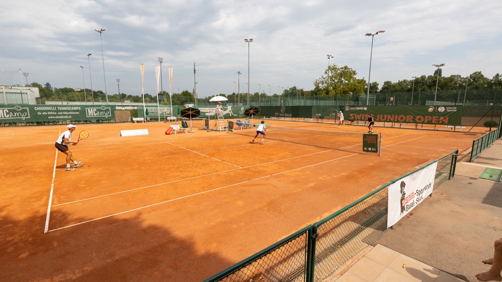 Centre Court des TC Old Boys Basel mit Blick über die gesamte Sandplatz-Anlage